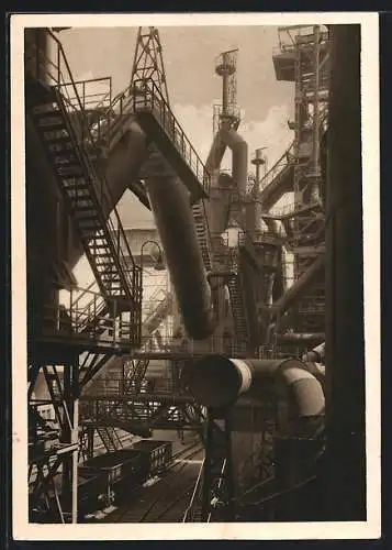 AK Essen-Borbeck, Hochofenwerk der Krupp A.G., Blick zwischen Rohgasleitung und Winderhitzer hindurch