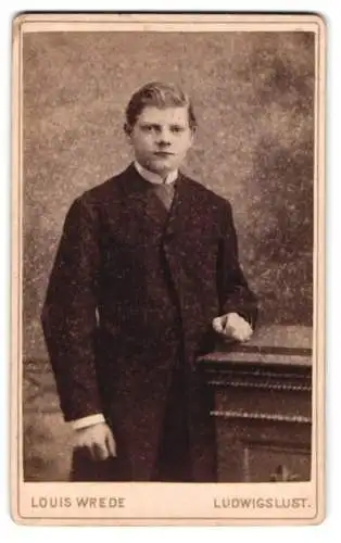 Fotografie Louis Wrede, Ludwigslust, Schwerin-Str. 108, Porträt des jungen Pastor Heinrich Wille, 1883