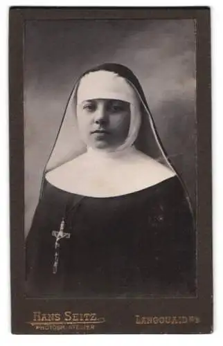 Fotografie Hans Seitz, Langquaid Nr. 8, junge Nonne im Habit mit Kruzifix