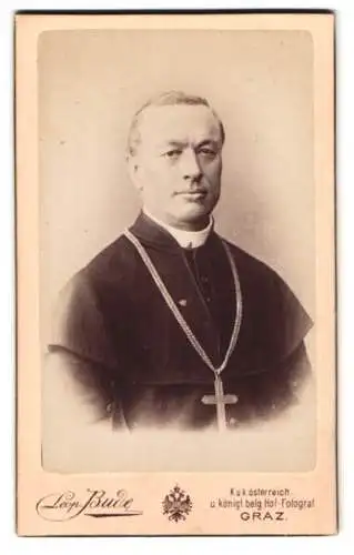 Fotografie Leopold Bude, Graz, Allee Gasse 6 u. 8, Porträt eines Geistlichen im Ornat mit Kruzifix