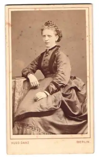 Fotografie Hugo Danz, Berlin, Jerusalemerstr. 28, Porträt einer Dame in elegantem Kleid mit geflochtenen Haaren