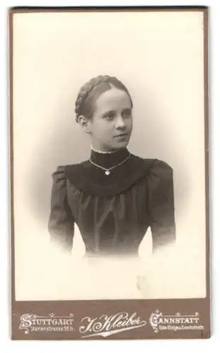 Fotografie J. Kleiber, Stuttgart, Marienstrasse 36 1/2, Porträt einer jungen Frau mit geflochtenen Haaren