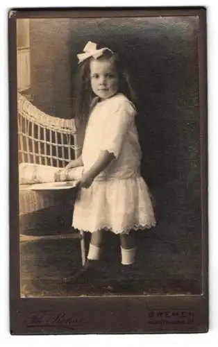 Fotografie Th. Rohse, Bremen, Waller Chaussee 31E, Mädchen mit langen welligen Haaren und Haarschleife