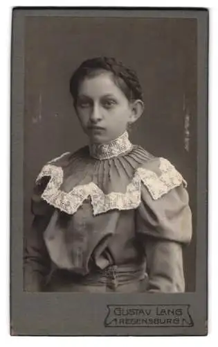 Fotografie Gustav Lang, Regensburg, Weisse Lilienstr. 93, Porträt einer jungen Frau mit geflochtenen Haaren