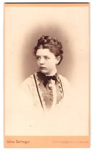 Fotografie Julius Gertinger, Wien, Margarethenstrasse 28, Porträt einer jungen Frau mit hochgesteckten geflochtenem Haar