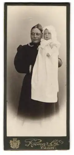 Fotografie Roemer & Cie., Cassel, Hohenzollernstr. 96, Porträt einer Grossmutter mit ihrem Enkelkind im Arm