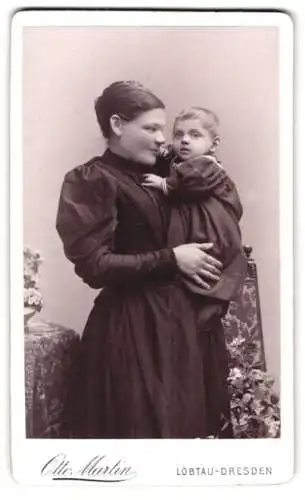 Fotografie Otto Martin, Löbtau-Dresden, Reisewitzerstrasse 20, Mutter mit Kind im innigen Moment, Mutterglück