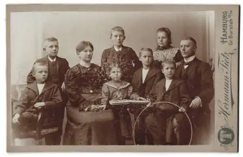 Fotografie Hermann Tietz, Hamburg, Gr. Burstah 12/14, Familienporträt mit sieben Kindern, Mutterglück