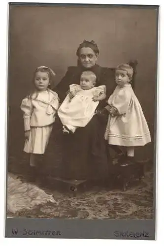 Fotografie W. Schmitter, Erkelenz, Kabinettporträt einer Grossmutter mit ihren drei Enkelkindern
