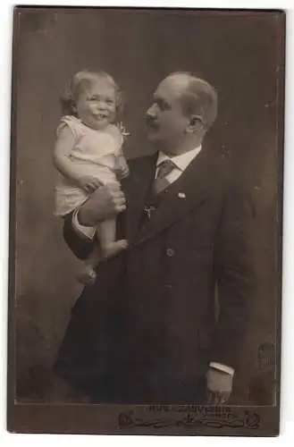 Fotografie Aug. v. Zabuesnig, Wangen, ein stolzer Vater mit Kleinkind auf dem Arm