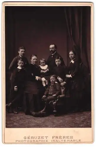 Fotografie Géruzet Frères, Brüssel, Rue de l`Ecuyer 27, Familienporträt mit sechs Kindern, Mutterglück