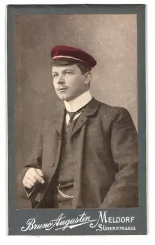 Fotografie Bruno Augustin, Meldorf, Süderstrasse, Porträt des jungen Studenten F. Grothner mit Schirmmütze, Koloriert