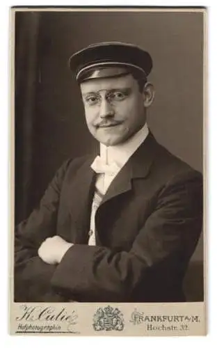 Fotografie Katharina Culie, Frankfurt am Main, Hochstrasse 32, eleganter Student P. Kämpf mit Couleuer, 1908