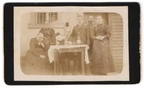 Fotografie unbekannter Fotograf und Ort, Familie aus Hochbuch, Vater schenkt sich Bier in den Krug ein, 1896