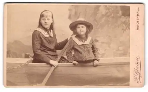 Fotografie F. Grainer, Reichenhall, Zwei Kinder im Boot, Studiokulisse