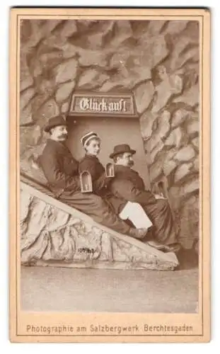 Fotografie P. Ney, Berchtesgaden, Salzbergwerk, Familie Gumpert als Bergleute in einer Studiokulisse, 1894