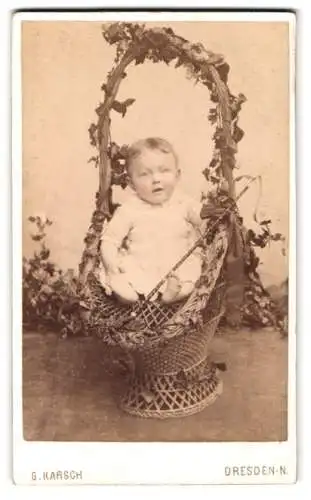 Fotografie G. Karsch, Dresden-N, Gr. Meissnerstrasse 11, Baby in einem dekorativen Weidenkorb