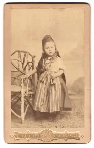 Fotografie L. Thalacker, Bad Friedrichroda, Hauptstrasse 27, Kind Elsbeth Gumpert in traditioneller Kleidung