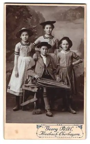Fotografie Georg Pöltl, Miesbach-Oberbayern, eine Gruppe in traditioneller Tracht mit Zither