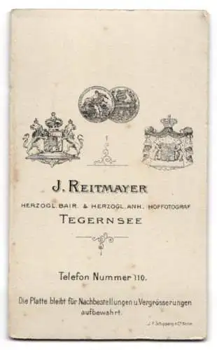 Fotografie J. Reitmayer, Tegernsee, CDV eines Mannes in Tracht mit Zither vor Studiokulisse
