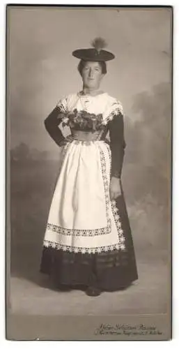 Fotografie Oscar Pöckl, München, Kaufingerstrasse 9, Frau in traditioneller Tracht mit Hut