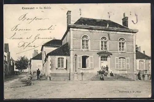 AK Cravant, La Mairie avec villageois devant le bâtiment