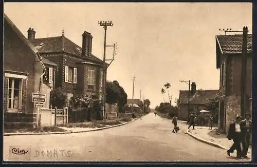 AK Domats, Rue principale avec passants et maisons de village