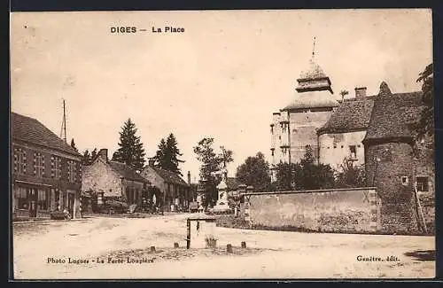 AK Diges, La Place avec bâtiments historiques et fontaine centrale
