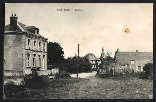 AK Fontenoy, L`École et vue du village avec clocher en arrière-plan