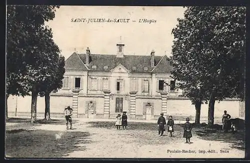 AK Saint-Julien-du-Sault, L`Hospice avec personnages devant l`édifice