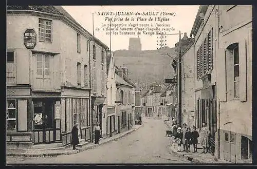 AK Saint-Julien-du-Sault, Yonne, Vue prise de la Place de l`Église avec la silhouette d`une chapelle sur Vanguillaume