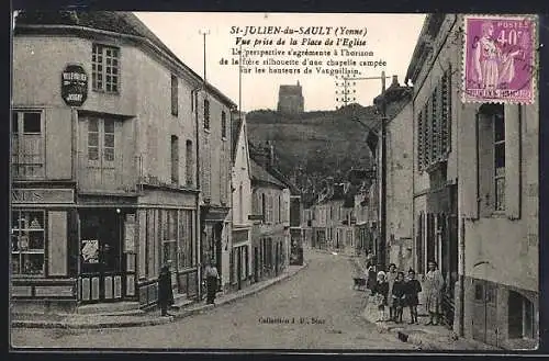 AK St-Julien-du-Sault, Vue prise de la Place de l`Église avec la chapelle sur les hauteurs de Vauguillain