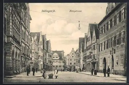 AK Dillingen /D., Königstrasse mit Passanten