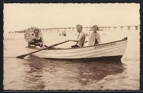 Foto-AK Zinnowitz, Familie im Badeanzug im Boot Zinn. Rh. 16