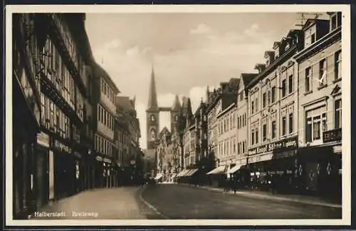 AK Halberstadt, Strasse Breiteweg mit Geschäften und Kirche