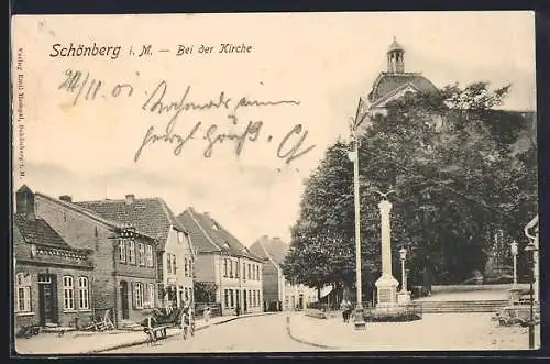 AK Schönberg i. M., Strassenpartie an der Kirche mit Denkmal