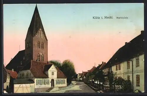 Goldfenster-AK Klütz i. Meck., Kirche mit leuchtenden Fenstern am Marktplatz