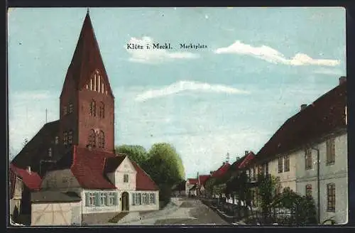 Goldfenster-AK Klütz i. Meckl., Kirche mit leuchtenden Fenstern am Marktplatz