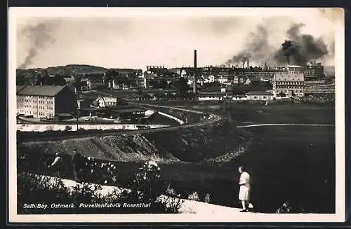 AK Selb, Porzellanfabrik Rosenthal mit Bahndamm
