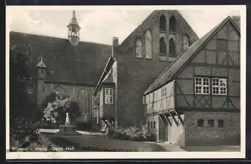 AK Wismar, Heilig.-Geist-Hof mit Brunnen