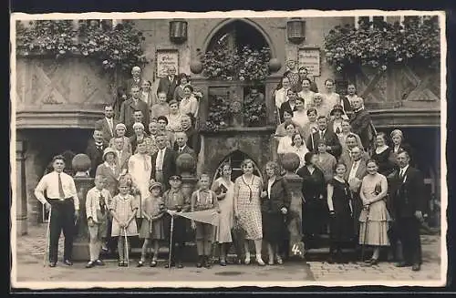 Foto-AK Wernigerode, Gruppenbild vor dem Rathaus