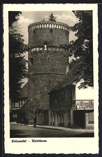 AK Salzwedel, Strassenpartie mit Gasthof und Karlsturm
