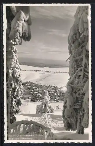 AK Oberwiesenthal /Erzgeb., Blick vom Fichtelberg auf den Ort im Schnee