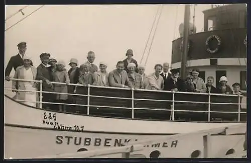 Foto-AK Sassnitz, Passagiere auf dem Schiff Stubbenkammer
