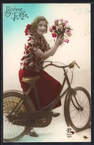AK Dame neben ihrem Fahrrad