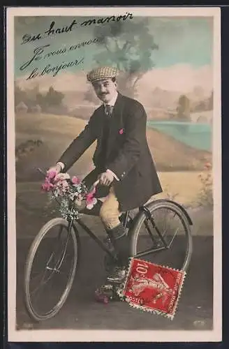 AK Grinsender Mann sitzt auf seinem mit Blumen verzierten Fahrrad