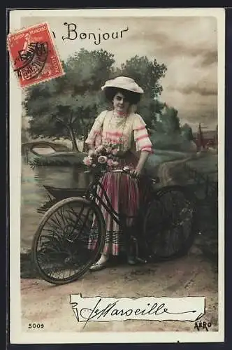 AK Lächelnde Frau mit Fahrrad vor Seekulisse stehend