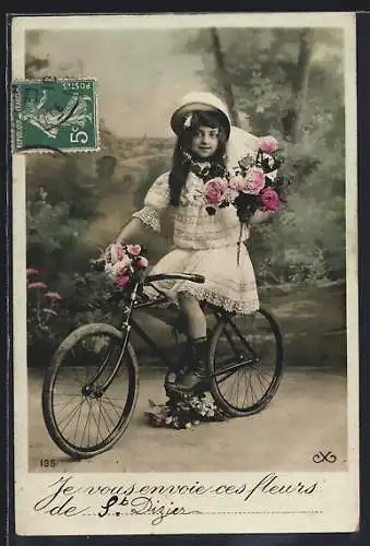 AK Mädchen auf blumengeschmücktem Fahrrad
