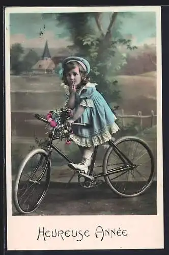 AK junges Mädchen im Kleid auf Fahrrad