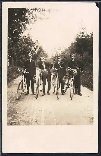Foto-AK Knaben in Anzügen mit Fahrrädern